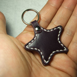 小さな星のキーホルダー 紫ｘ白 1枚目の画像