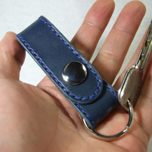 サドルレザーのキーホルダー ネイビーx青 キーリング 革工房Way 佐藤