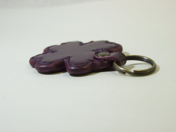小さいクローバーのキーホルダー ルガトー紫 4枚目の画像