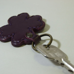 小さいクローバーのキーホルダー ルガトー紫 5枚目の画像