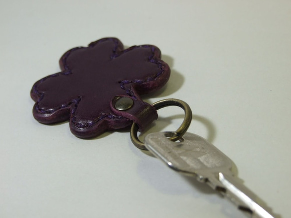 小さいクローバーのキーホルダー ルガトー紫 5枚目の画像