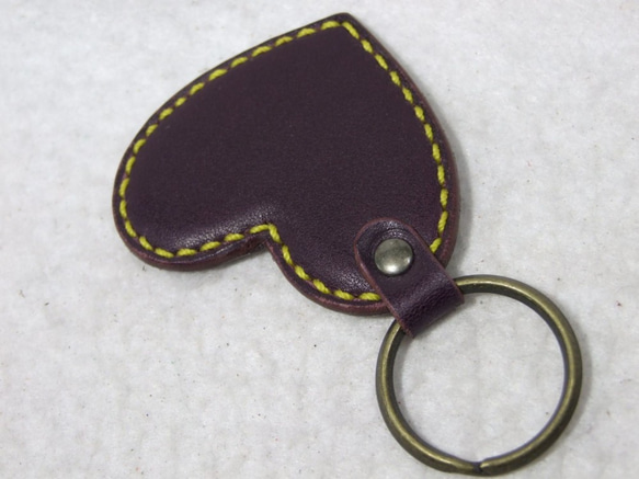 紫のハートのキーホルダー　黄色ステッチ 3枚目の画像