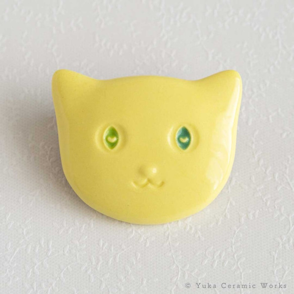 ☆磁器製　オッドアイ猫のブローチ（イエロー） 1枚目の画像