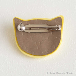 ☆磁器製　オッドアイ猫のブローチ（イエロー） 3枚目の画像