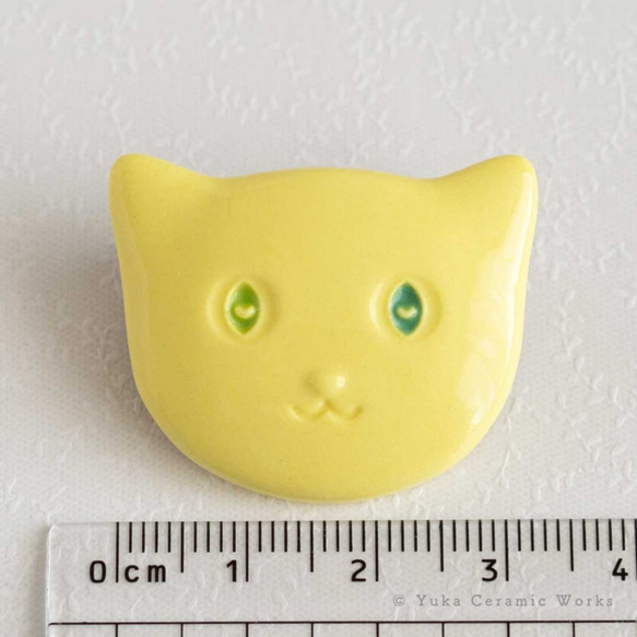 ☆磁器製　オッドアイ猫のブローチ（イエロー） 4枚目の画像