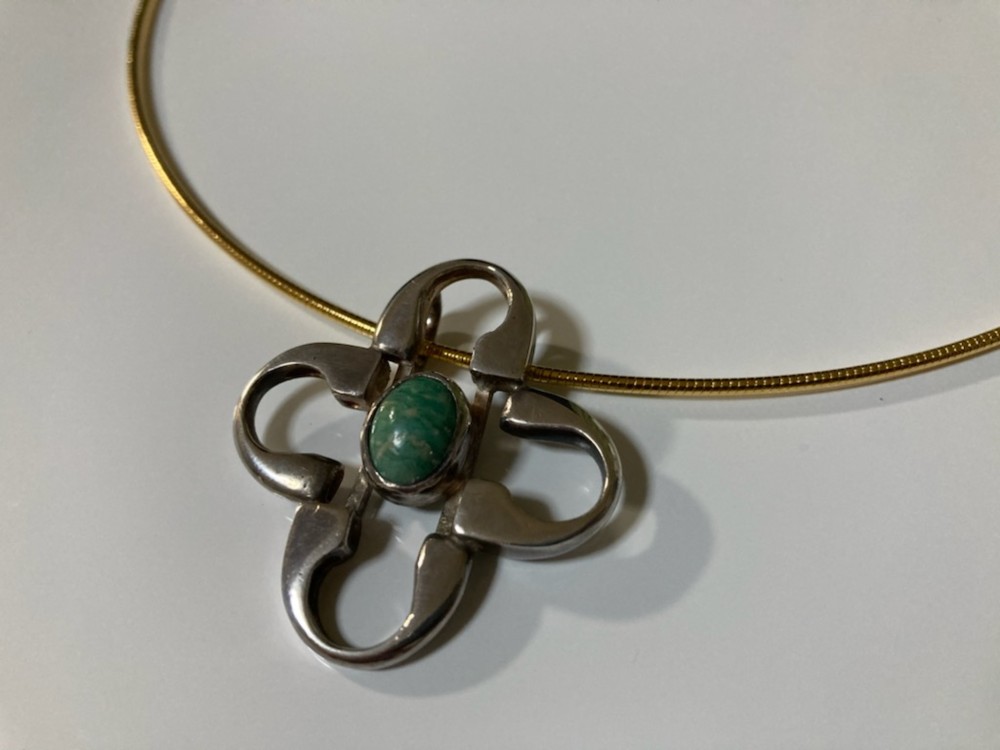 【　送料無料　】　　　　　　　　　　　チョーカー仕様・緑の天然石ペンダント