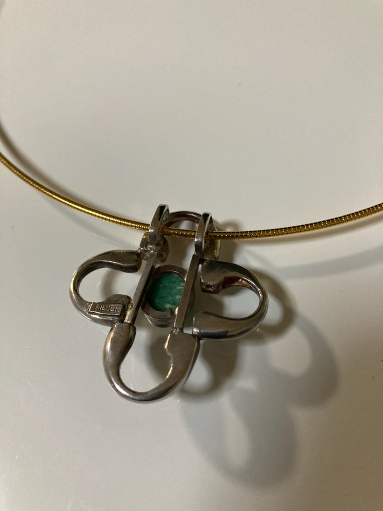 【　送料無料　】　　　　　　　　　　　チョーカー仕様・緑の天然石ペンダント