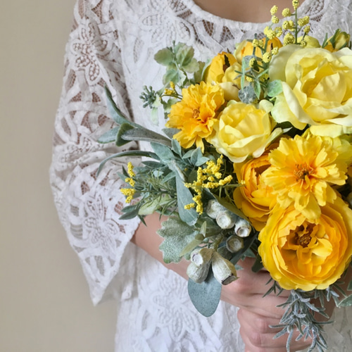 ラナンキュラスとミモザのブーケ ミモザと黄色のラナンキュラスを使っ