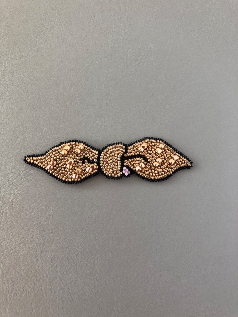 プチリボンplus(ゴールドonゴールド)（選べるバレッタorブローチ仕上げ）