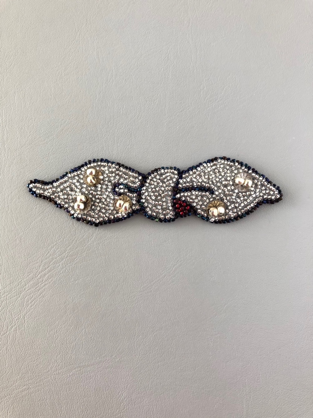 プチリボンplus(シルバー/レッド)（選べるバレッタorブローチ仕上げ）