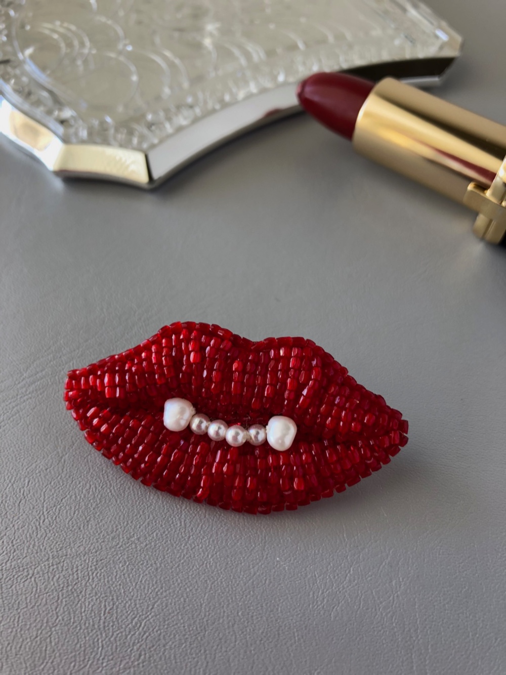 ぷっくリップブローチ（赤）