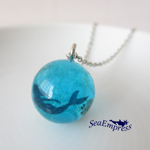 水色な海の球体＊レジンネックレスNo.10 ネックレス・ペンダント