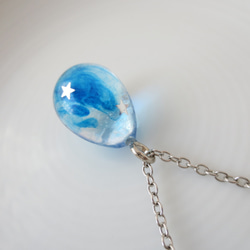シルバー星と青いマーブル雫ネックレス 4枚目の画像