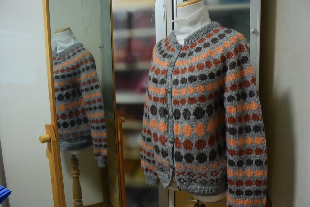 クリスマスセール丸柄の茶系のカーディガン