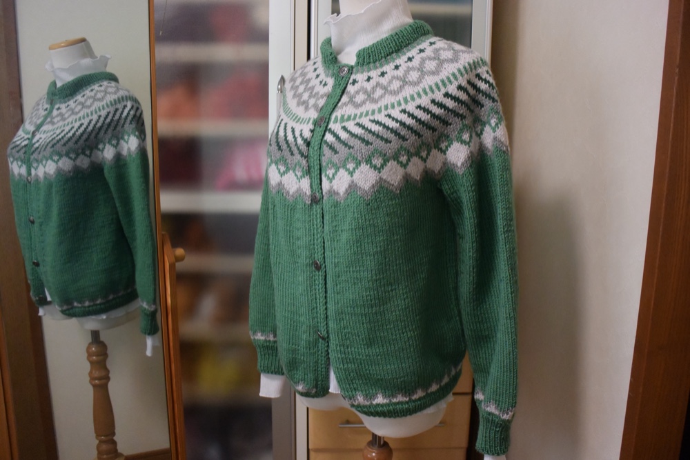 クリスマスセール斜め模様のグリーンカーディガン 31,200円