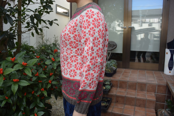 ローズとピンクの花セーター 2枚目の画像