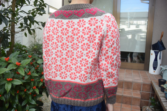 ローズとピンクの花セーター 3枚目の画像