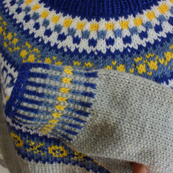 カラフルな袖口のセーター 4枚目の画像