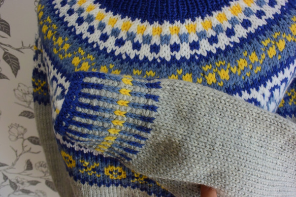 カラフルな袖口のセーター 4枚目の画像