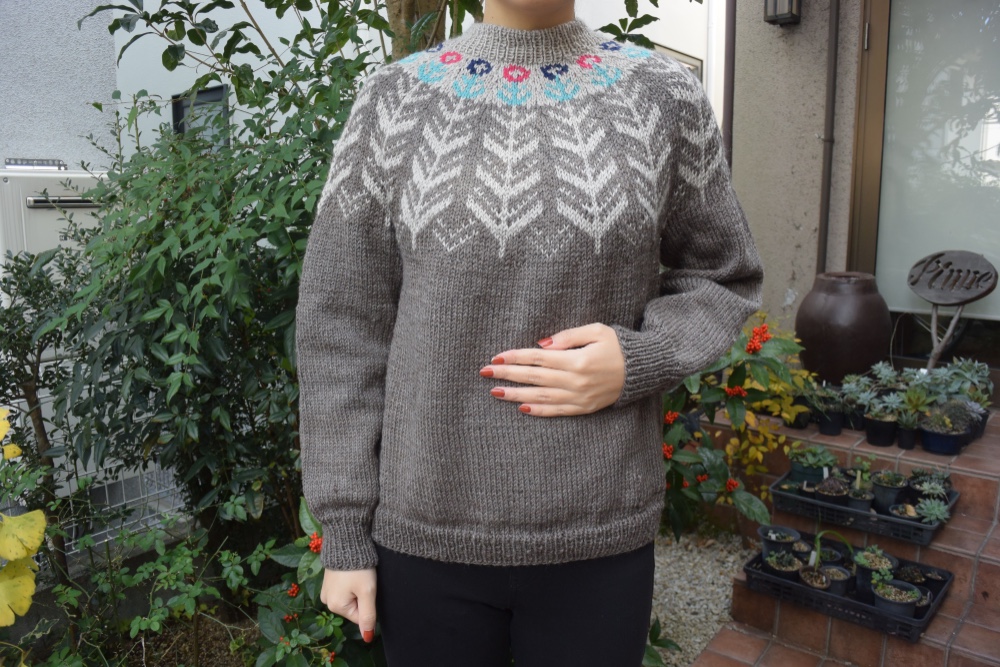 木立柄のセーター