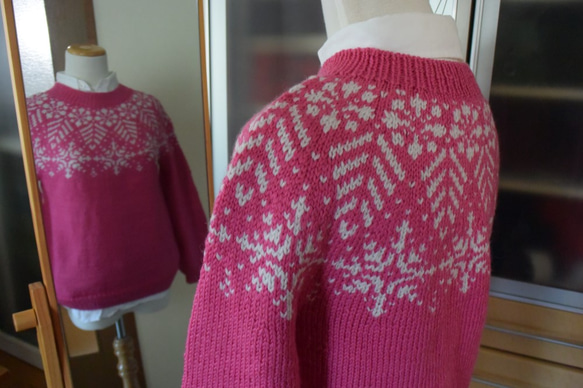 打ち上げ花火の様な模様のローズセーター 4枚目の画像
