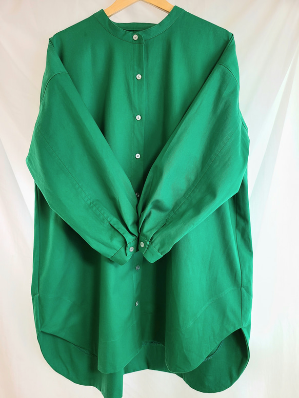 秋新色グリーンカラーのロングシャツ 1枚目の画像