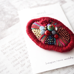 刺繍とビーズ刺繍のブローチ 〜umiushi bordeaux〜 1枚目の画像