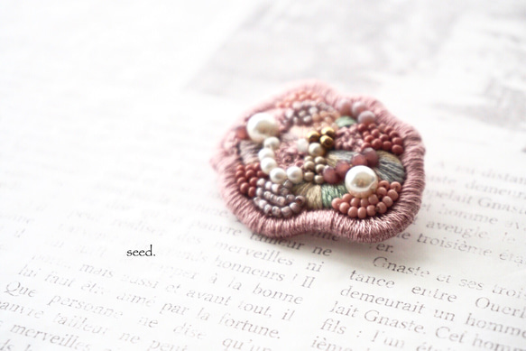 ビーズ刺繍のブローチ 〜mauve pink〜 1枚目の画像