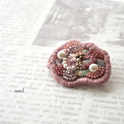 ビーズ刺繍のブローチ 〜mauve pink〜 2枚目の画像
