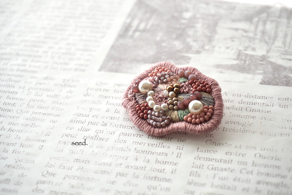 ビーズ刺繍のブローチ 〜mauve pink〜 2枚目の画像