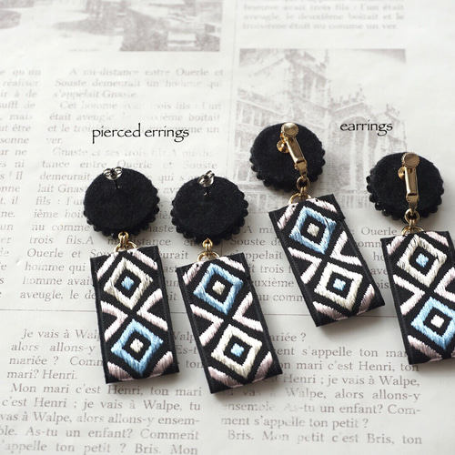 再販52 夏 オルテガ タッセル リボン ネイティブ 白 黒 ピアス