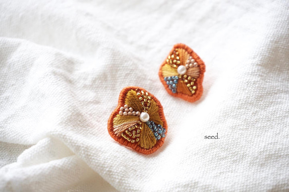 ビーズ刺繍のイヤリング〜flower terracotta〜 1枚目の画像