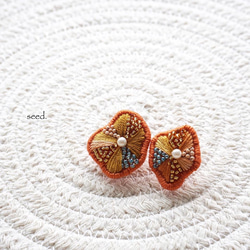 ビーズ刺繍のイヤリング〜flower terracotta〜 3枚目の画像