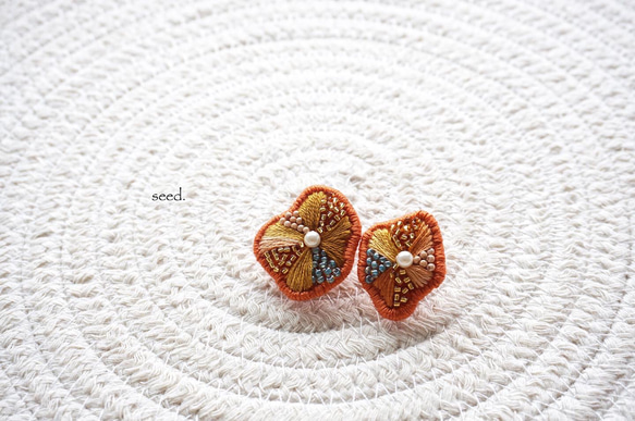 ビーズ刺繍のイヤリング〜flower terracotta〜 3枚目の画像
