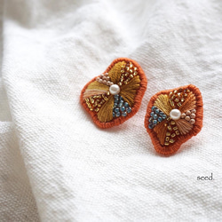 ビーズ刺繍のイヤリング〜flower terracotta〜 6枚目の画像