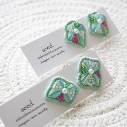 再販2 ビーズ刺繍のイヤリング〜flower mint green〜 2枚目の画像