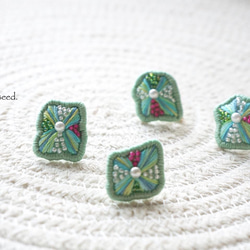再販2 ビーズ刺繍のイヤリング〜flower mint green〜 3枚目の画像