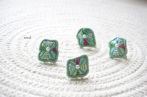 再販2 ビーズ刺繍のイヤリング〜flower mint green〜 3枚目の画像