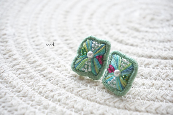 再販2 ビーズ刺繍のイヤリング〜flower mint green〜 4枚目の画像