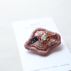 ビーズ刺繍のブローチ 〜fuwari pink〜 2枚目の画像