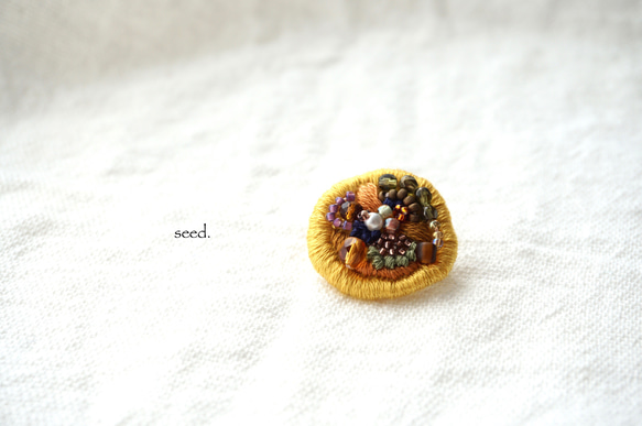 ビーズ刺繍のブローチ 〜karashi mini〜 1枚目の画像