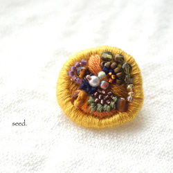 ビーズ刺繍のブローチ 〜karashi mini〜 3枚目の画像