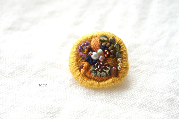 ビーズ刺繍のブローチ 〜karashi mini〜 3枚目の画像