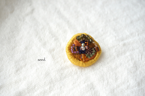 ビーズ刺繍のブローチ 〜karashi mini〜 4枚目の画像