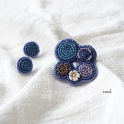 ビーズ刺繍のブローチ 〜guruguru blue〜 2枚目の画像