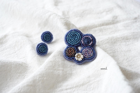 ビーズ刺繍のブローチ 〜guruguru blue〜 2枚目の画像