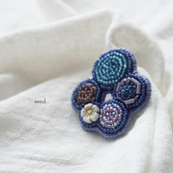 ビーズ刺繍のブローチ 〜guruguru blue〜 3枚目の画像