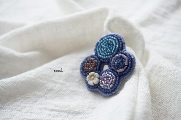 ビーズ刺繍のブローチ 〜guruguru blue〜 3枚目の画像