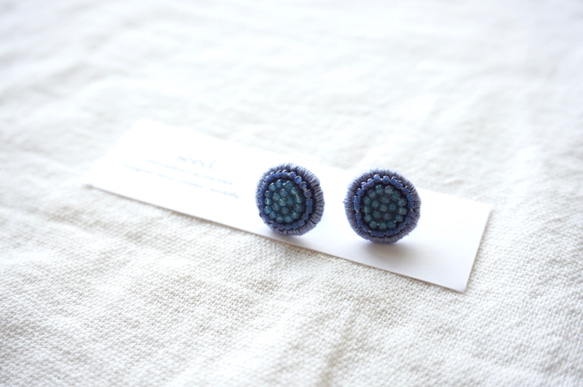 ビーズ刺繍のピアス 〜guruguru blue〜 4枚目の画像