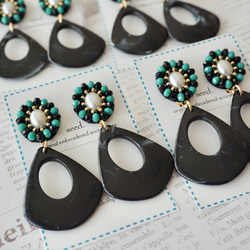 ✰500円OFF SALE✰ 再販7 ビーズ刺繍のピアス 〜black & turquoise〜 3枚目の画像